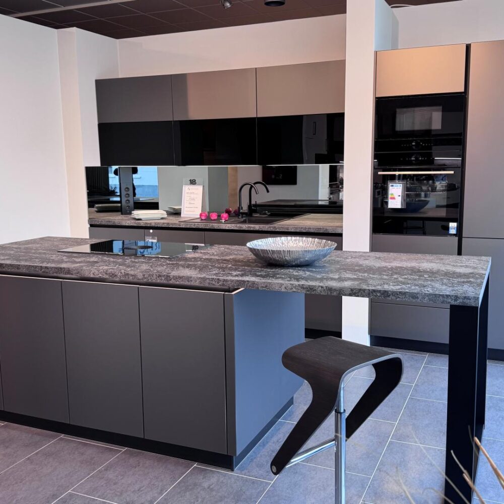 Häcker concept130 SMART-GL Steingrau metallic (Polymerglas) Ein beeindruckendes Küchendesign, das begeistert – stilvoll, funktional und bis ins Detail durchdacht!