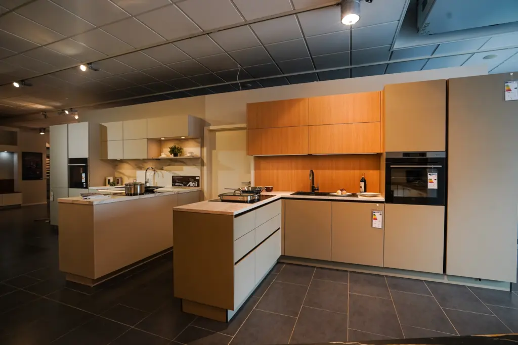 was kostet eine kueche TOPKÜCHEN U-Küche modern beige Showroom