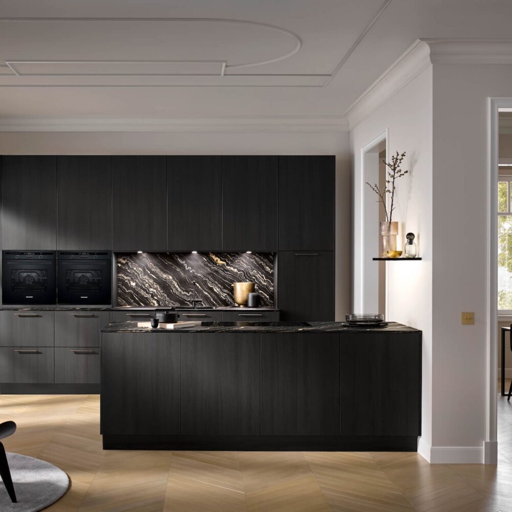 Häcker Designkueche mit Insel Feineiche