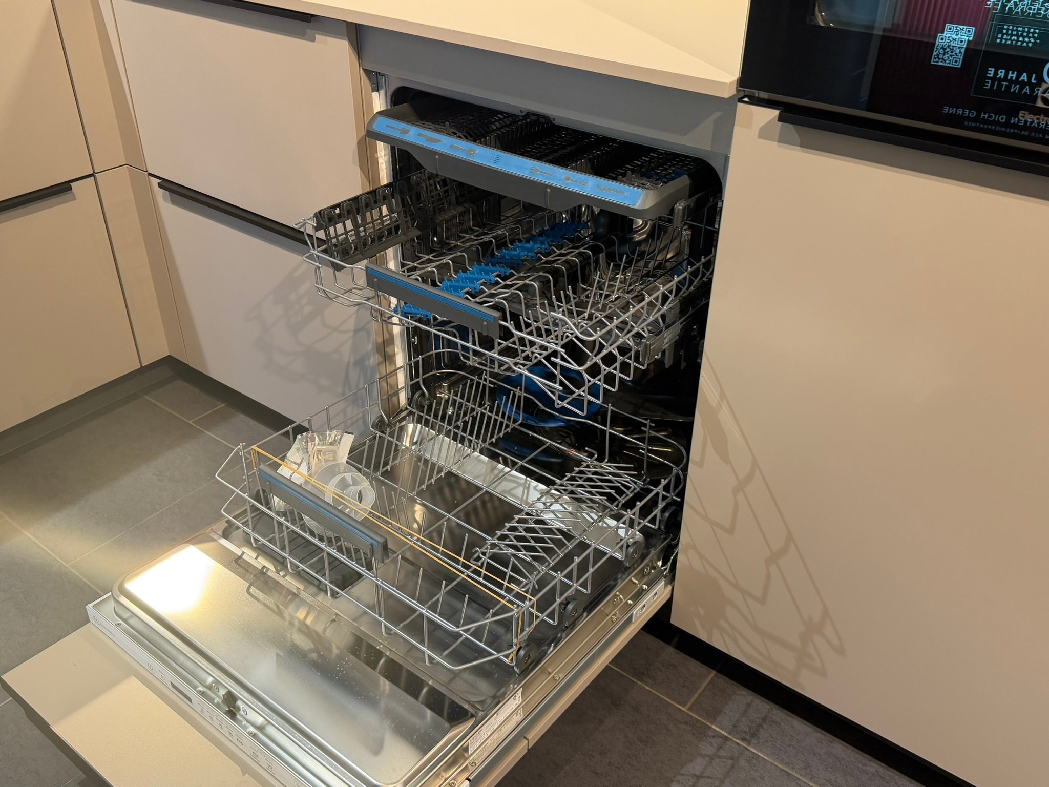 Nobilia Senso Macchiato Ausstellungsküche in L-Form – Ansicht 2
