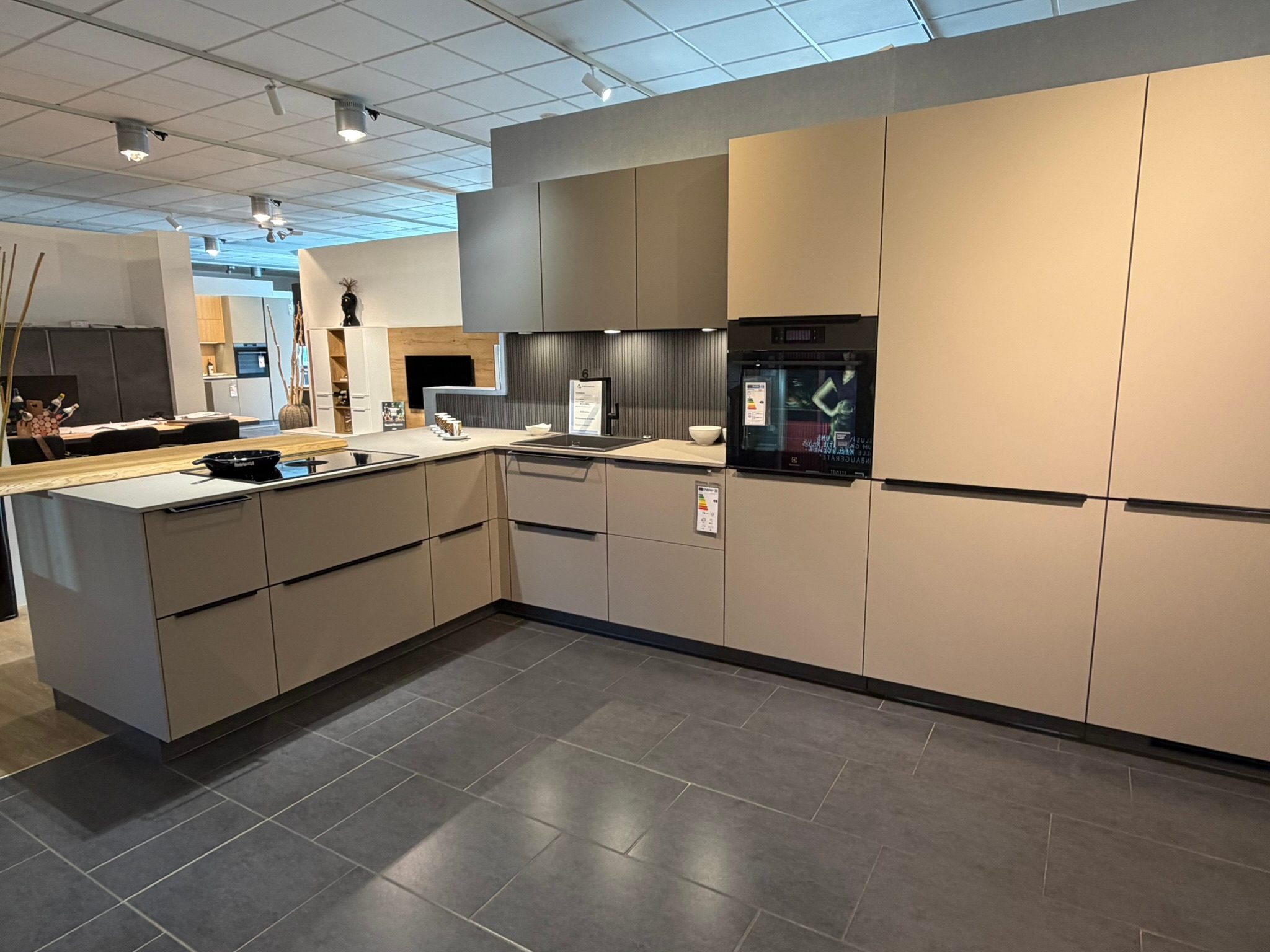 Nobilia Senso Macchiato Ausstellungsküche in L-Form – Ansicht 6