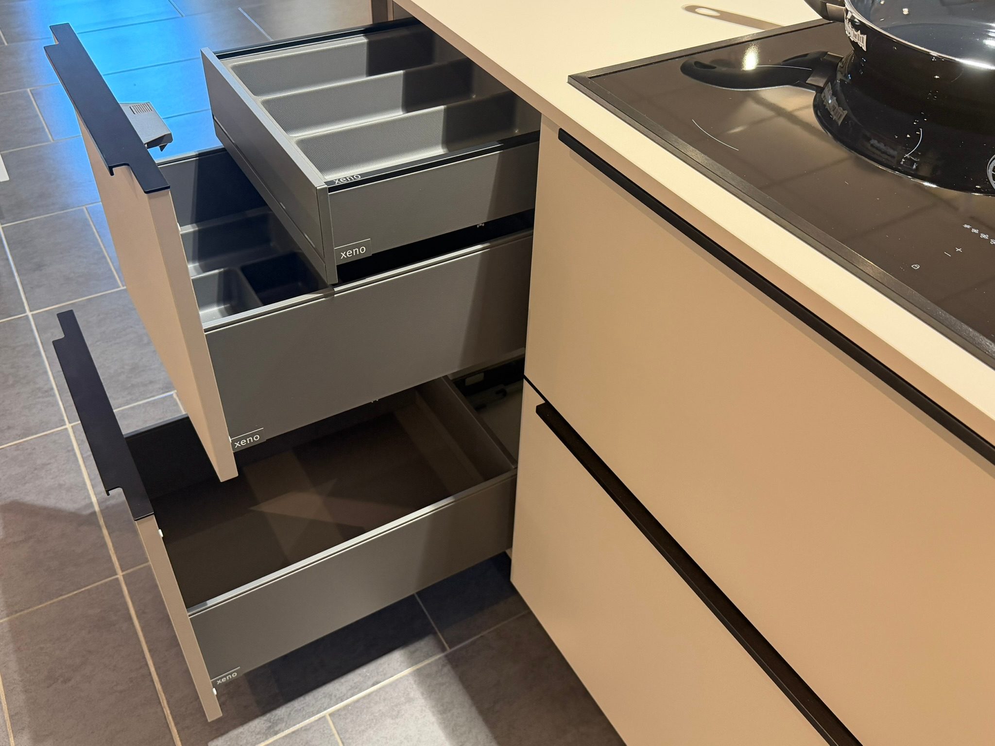 Nobilia Senso Macchiato Ausstellungsküche in L-Form – Ansicht 11