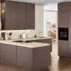 Nobilia moderne Küche L-Form Berry mit matten Fronten in Beerenbraun und Messingakzenten